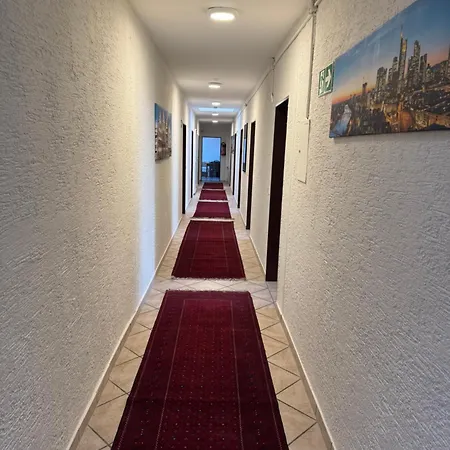 Main Taunus فندق